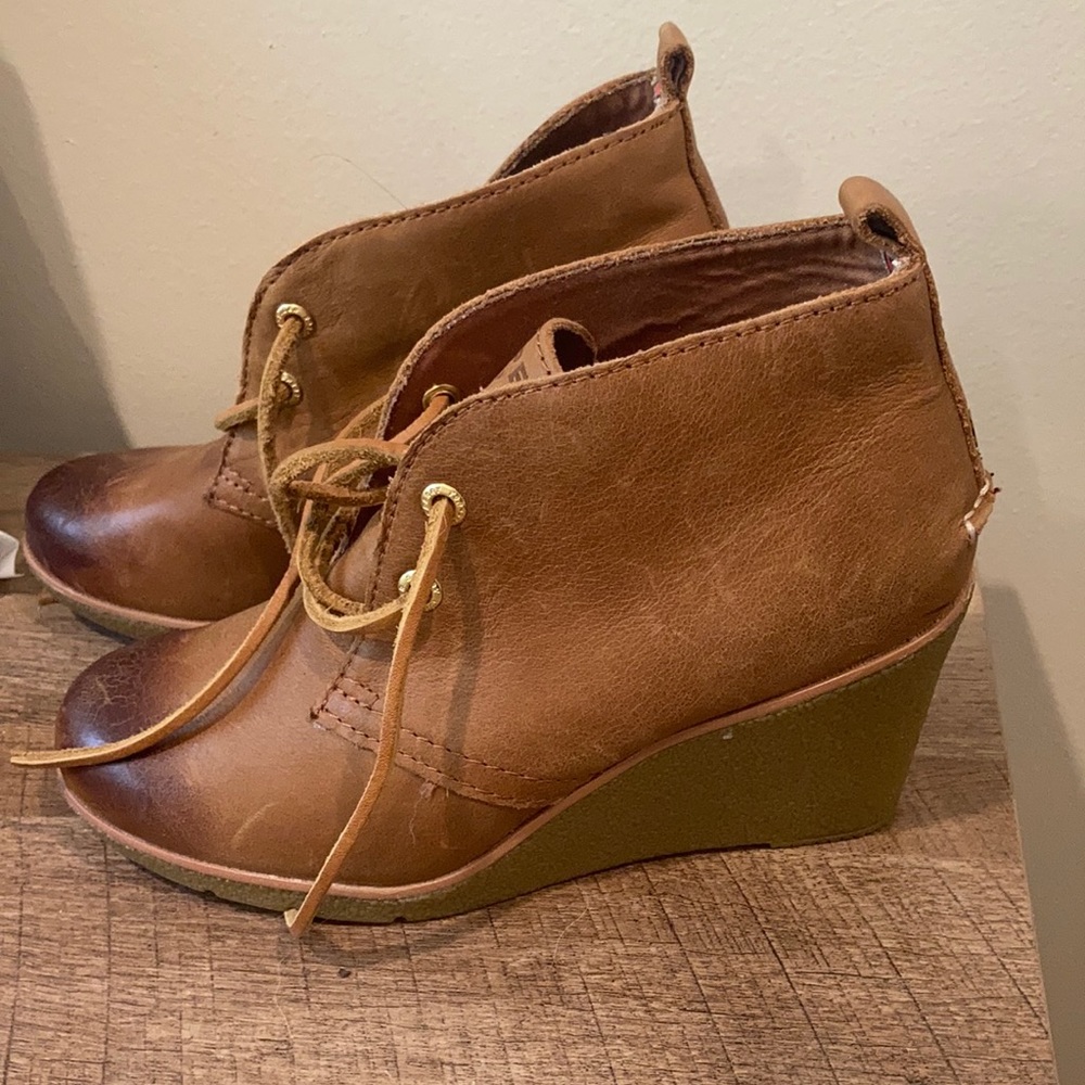 Distressed Sperry boot